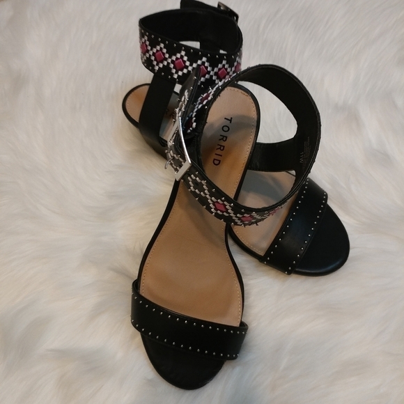 NWOT Torrid Black Wedge Stud Sandals - Picture 4 of 8